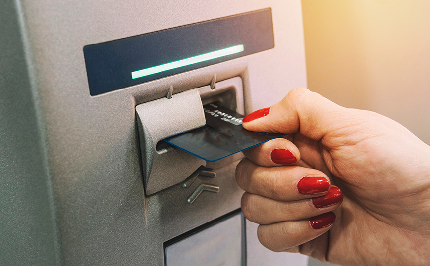 Γυναίκα στη Λάρισα βρήκε χρήματα μαγκωμένα σε ATM και τα παρέδωσε στην τράπεζα &#8211; Viral η ανάρτησή της