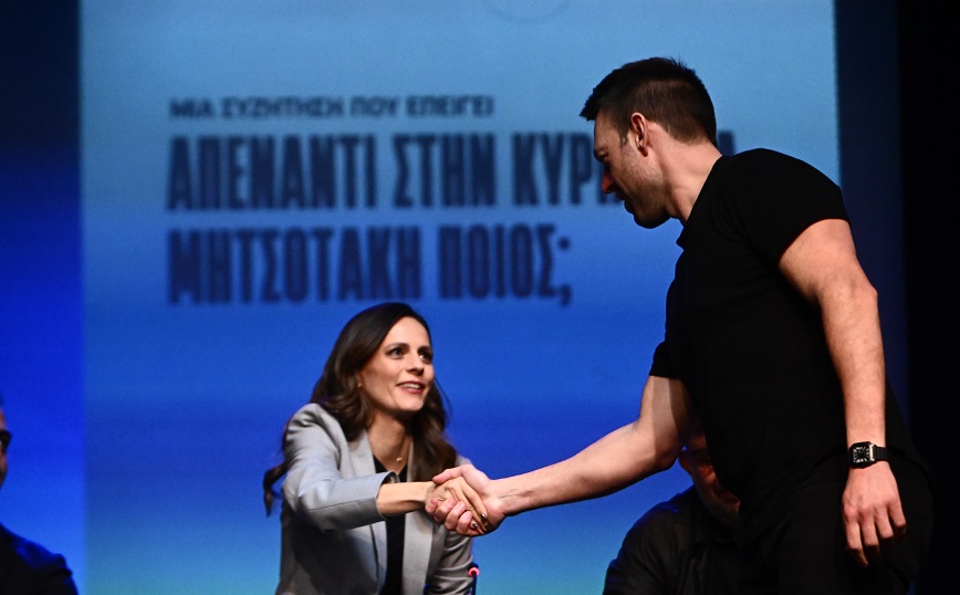 Η γιούχα κατά Κασσελάκη και η χειραψία με Αχτσιόγλου – Γιατί ο πρόεδρος του ΣΥΡΙΖΑ αρνήθηκε να τοποθετηθεί στην εκδήλωση