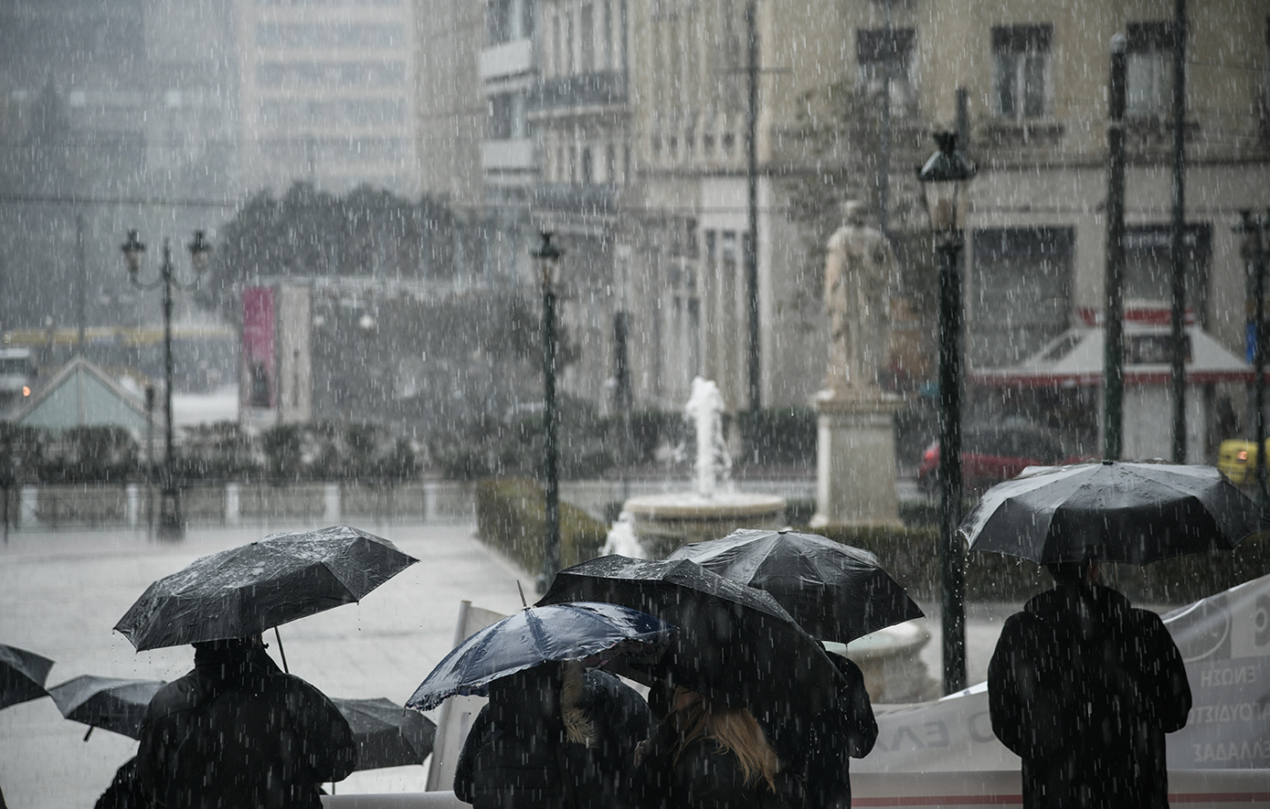 Διήμερο κακοκαιρίας με βροχές και καταιγίδες: Κεραυνοί στην Αττική – Μηνύματα από το 112 σε Θεσσαλονίκη και Λάρισα