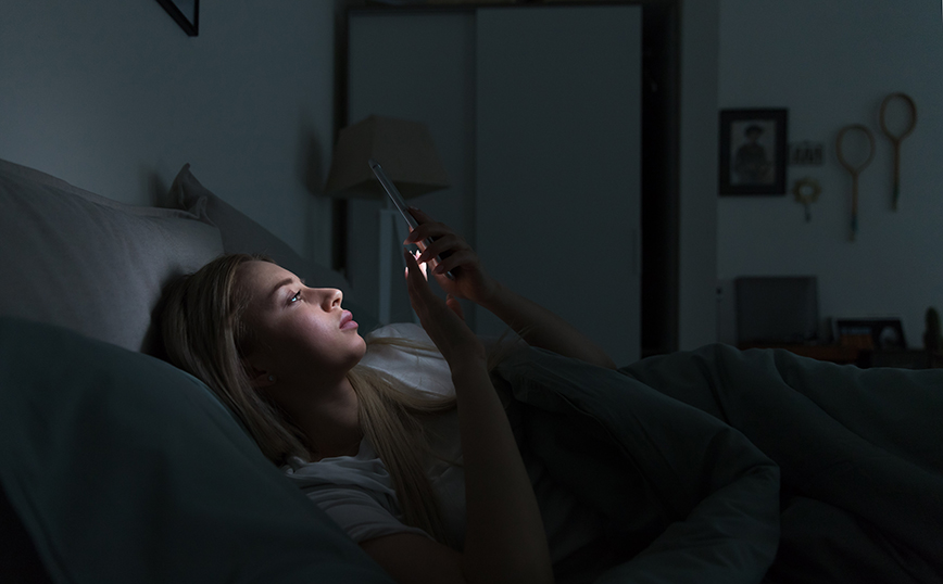 Τι αρνητικές επιπτώσεις έχει να κοιτάς το κινητό μόλις ξυπνάς το πρωί;