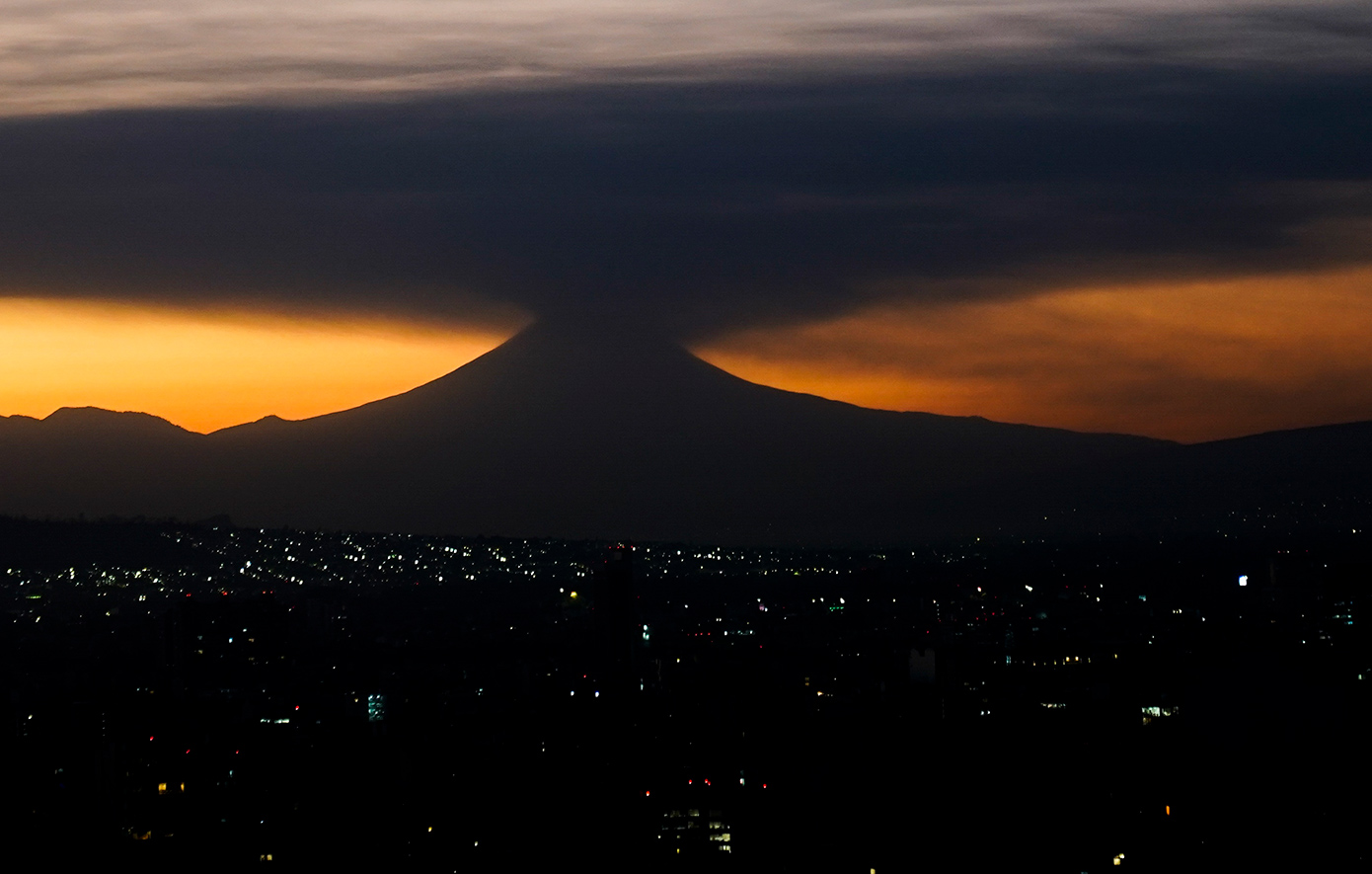 Στήλη πυκνής τέφρας από το ηφαίστειο Ποποκατέπετλ στο Μεξικό έφτασε σε ύψος 2.000 μέτρων