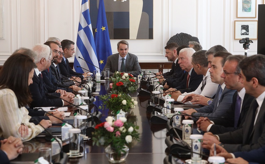 Συνάντηση Μητσοτάκη με τους 13 περιφερειάρχες: «Δεν υπάρχουν Έλληνες διαφορετικών ταχυτήτων»
