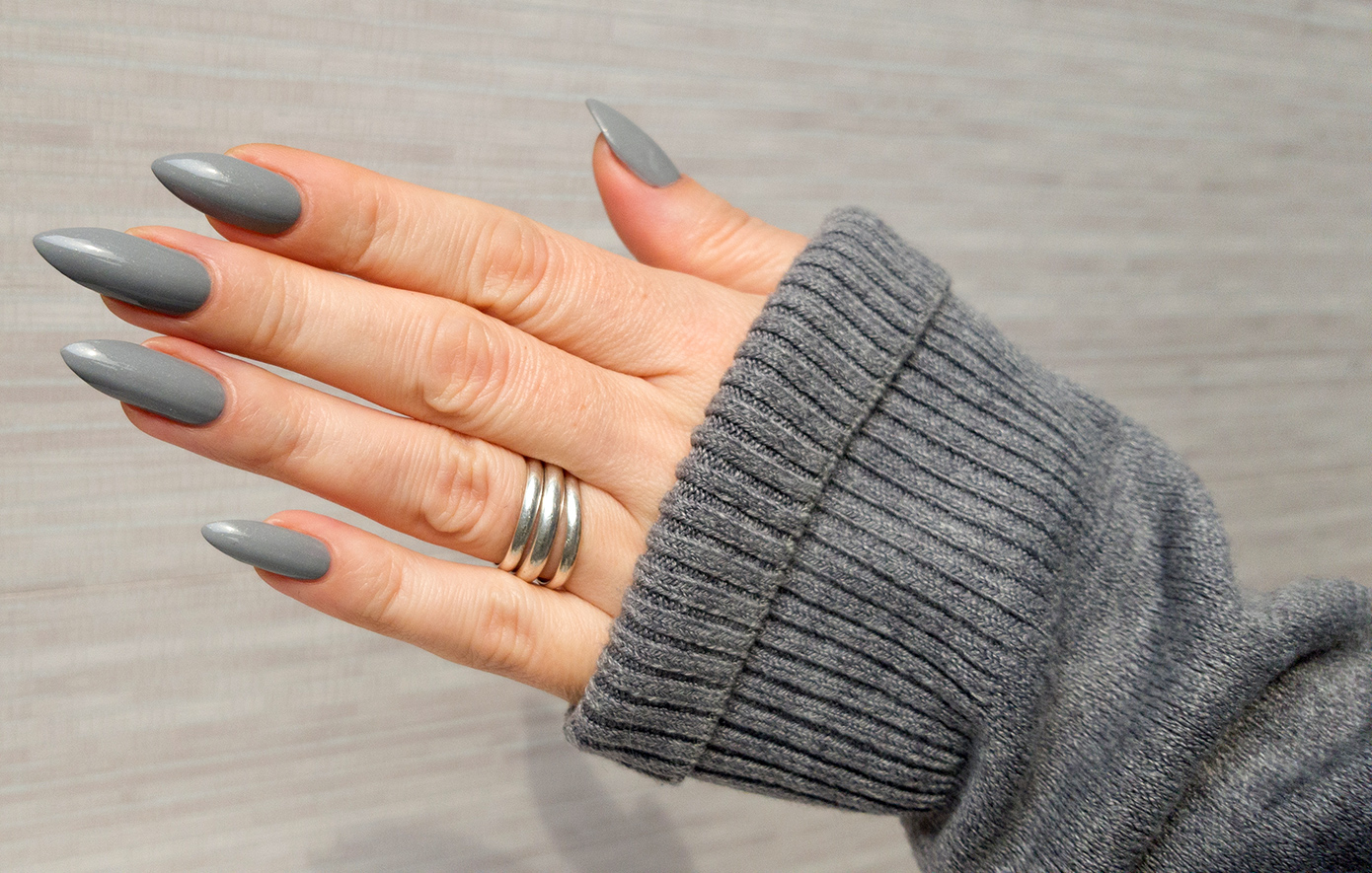 Grey stone nails: Αυτή είναι η απόχρωση που επιλέγουμε για το μανικιούρ μας