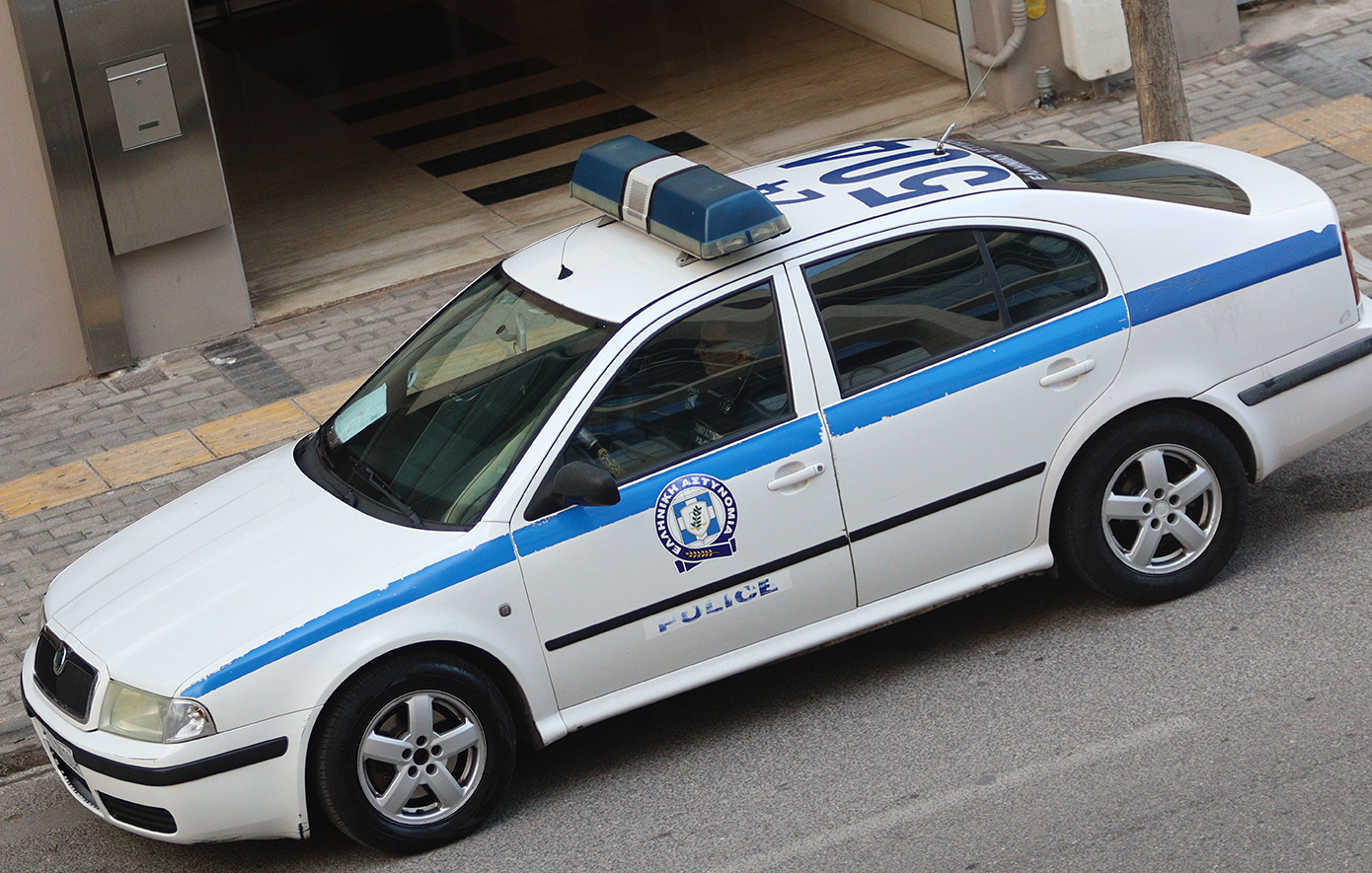 Γάζωσαν αυτοκίνητο με καλάσνικοφ στο Ηράκλειο &#8211; Ένα άτομο βαριά τραυματισμένο