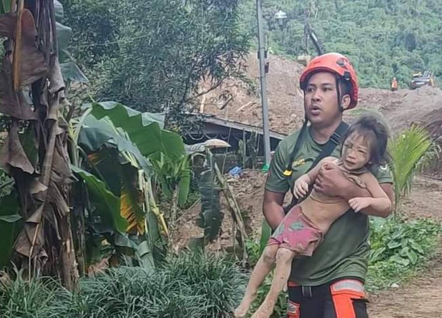 «Θαύμα» ύστερα από 60 σχεδόν ώρες &#8211; Μικρό κορίτσι ανασύρθηκε ζωντανό από τα συντρίμμια στις Φιλιππίνες