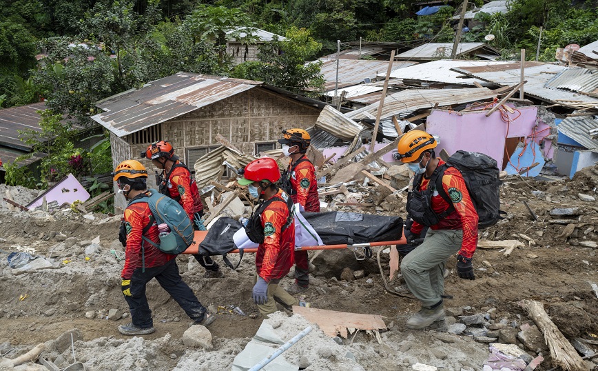 Φιλιππίνες: Τουλάχιστον 11 νεκροί και 110 αγνοούμενοι από την κατολίσθηση – Διασώστες σκάβουν στη λάσπη με γυμνά χέρια