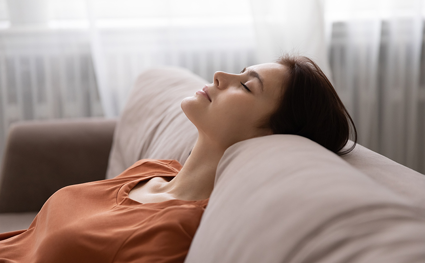 Μια απλή άσκηση αναπνοής που θα σας βοηθήσει να κοιμηθείτε
