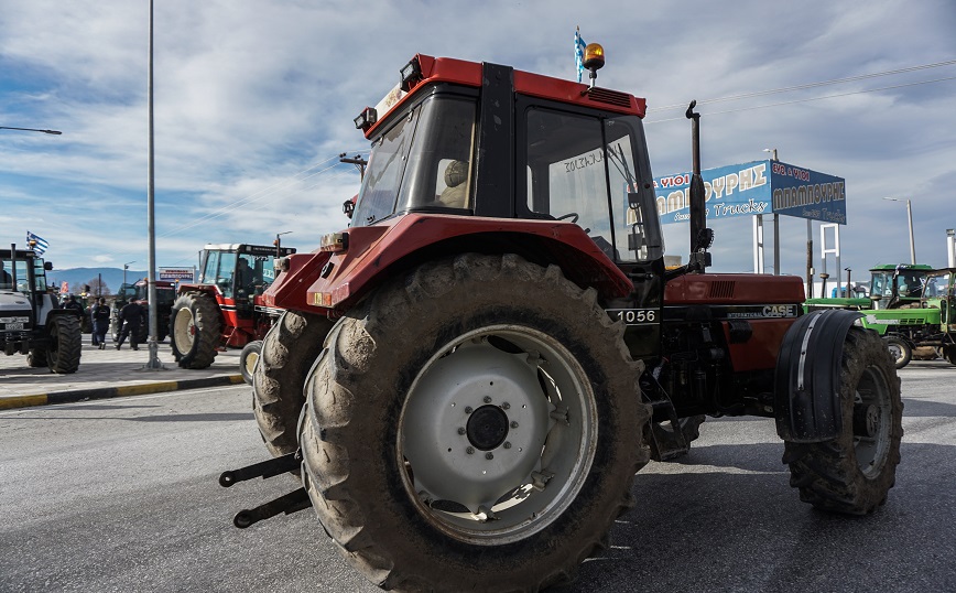 Νωρίτερα, αγρότες απόκλεισαν συμβολικά για 20 λεπτά την εθνική οδό Θεσσαλονίκης-Αθηνών στο ύψος των Μαλγάρων