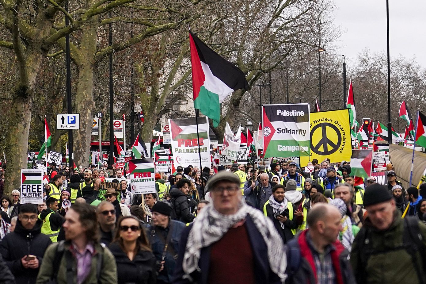 Διαδηλώσεις σε Λονδίνο και Τύνιδας για την άμεση κατάπαυση του πυρός στη Λωρίδα της Γάζας
