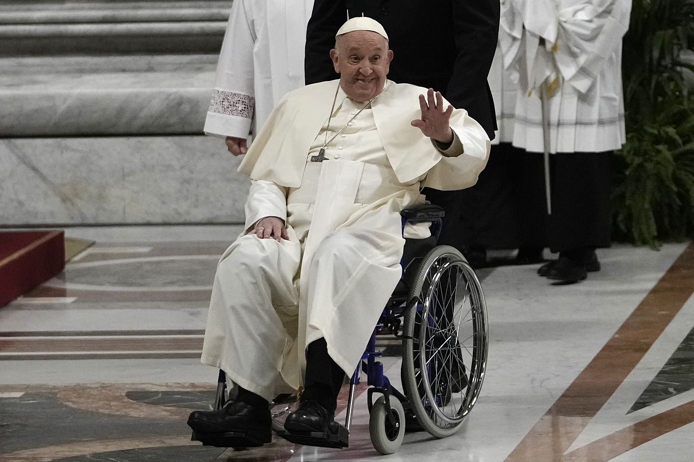 Με αναπηρικό αμαξίδιο εμφανίστηκε ο Πάπας Φραγκίσκος στην πασχαλινή αγρυπνία στο Βατικανό