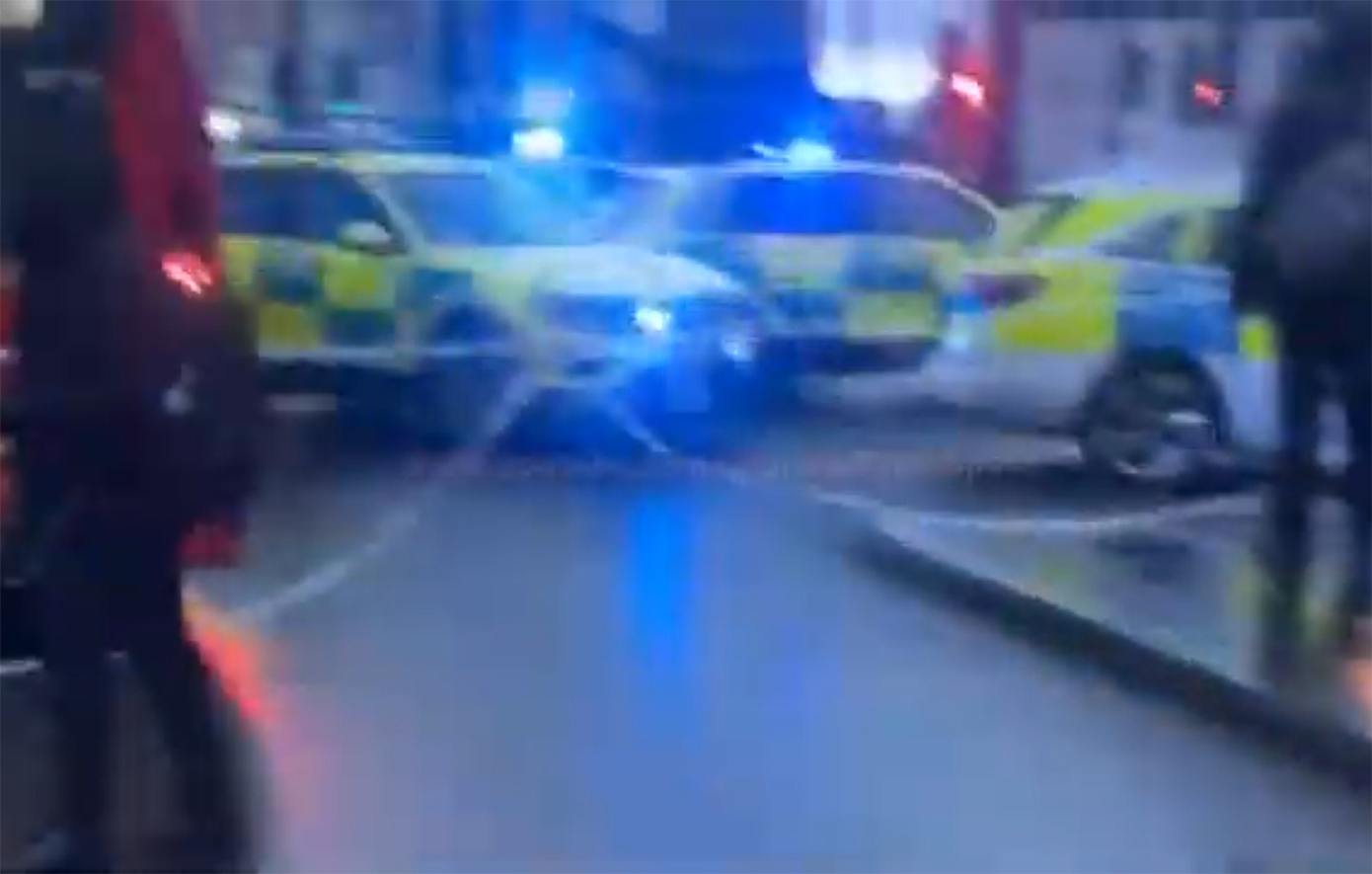Τρεις τραυματίες κατά τη διάρκεια καταδίωξης στο Λονδίνο: Δράστης άνοιξε πυρ με καραμπίνα