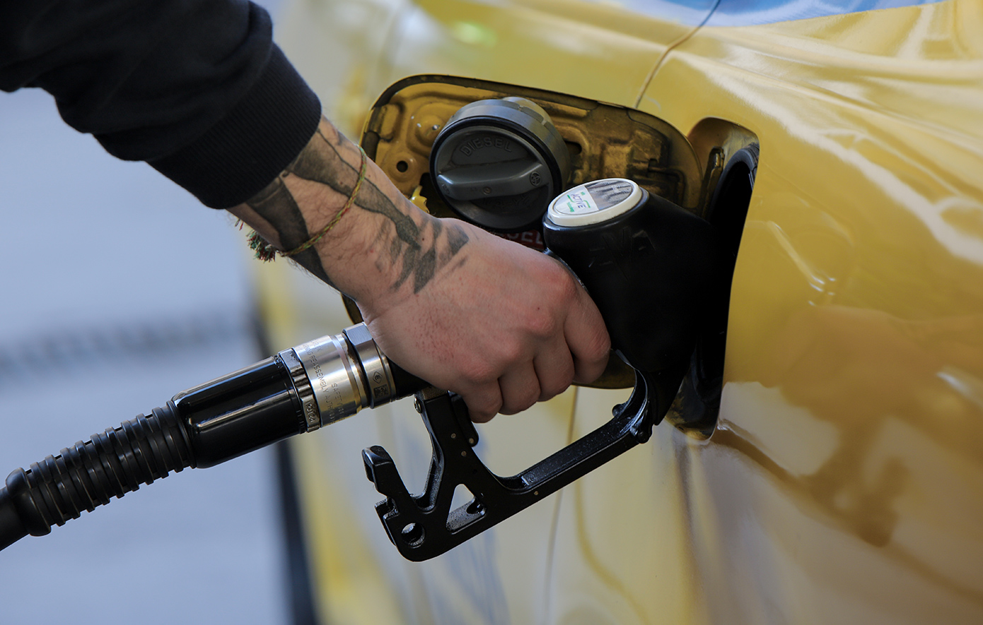 Υποχώρησε η τιμή της βενζίνης κατά 10 λεπτά σε έναν μήνα – Τι θα καθορίσει τη μεσοπρόθεσμη πορεία του Brent