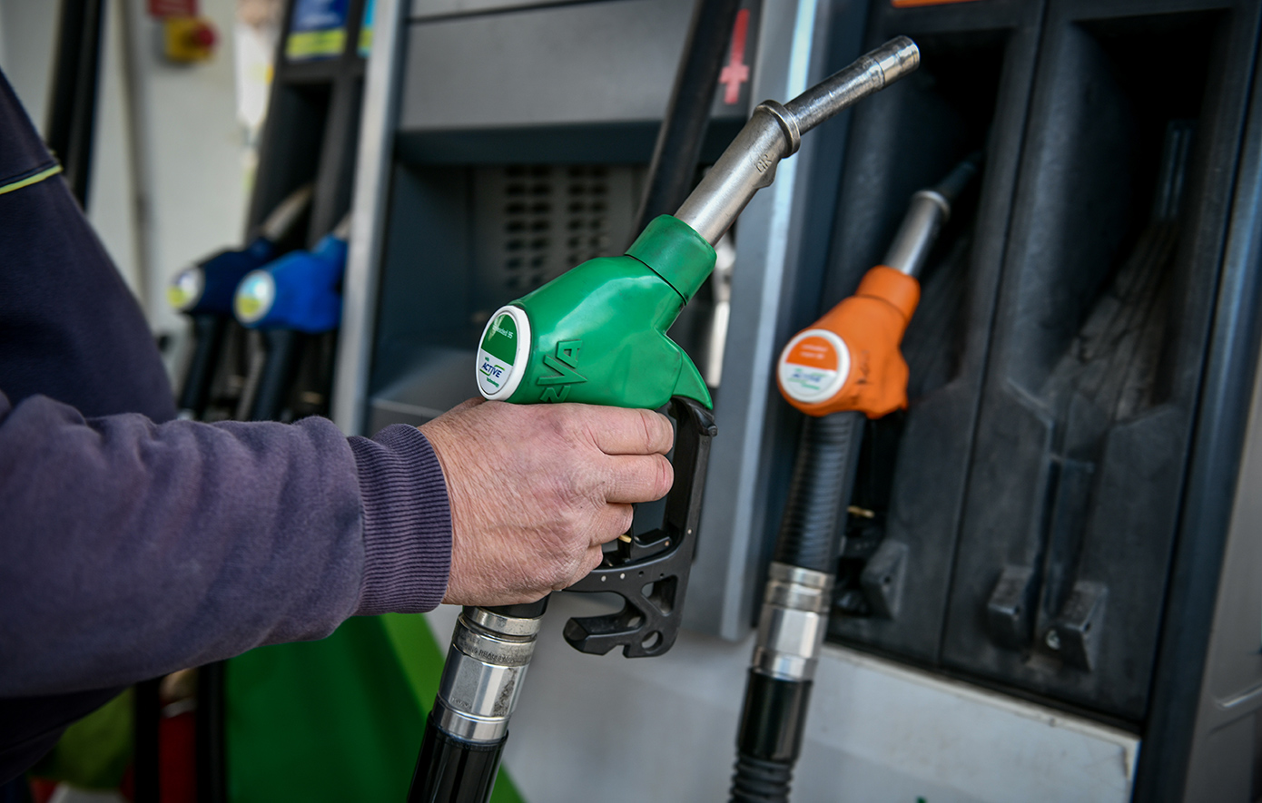 Η μεγάλη ζήτηση καυσίμων λόγω Πάσχα κρατάει ψηλά τις τιμές &#8211; Πάνω από τα 2 ευρώ η βενζίνη σε 21 περιοχές