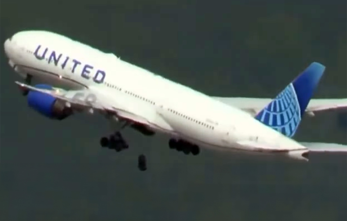 Τρομακτικό βίντεο με τη στιγμή που πέφτει ελαστικό από αεροσκάφος κατά την απογείωση &#8211; Προκλήθηκαν ζημιές σε αυτοκίνητα από κάτω