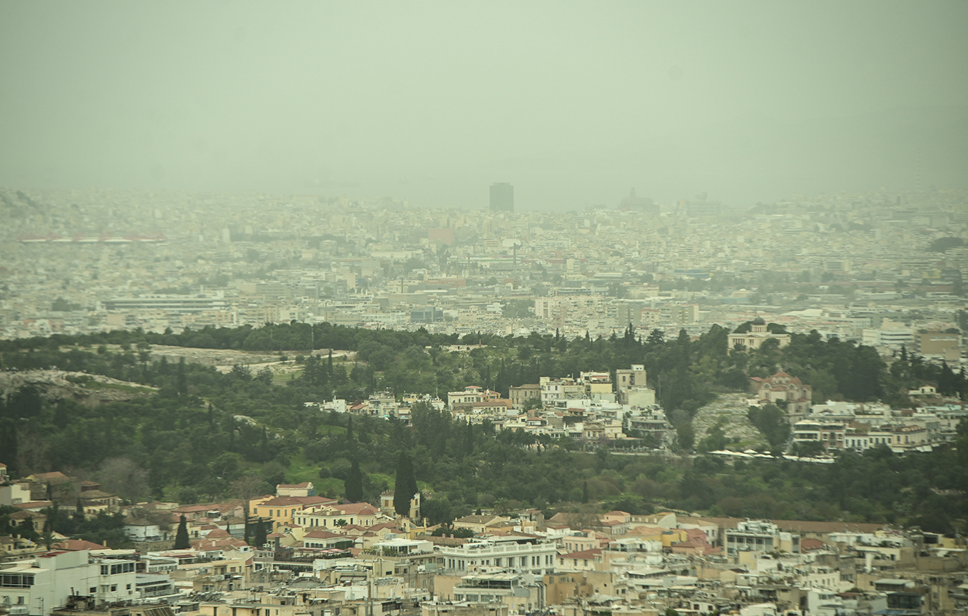 Στο έλεος της αφρικανικής σκόνης η Ελλάδα &#8211; Λασποβροχές, άνεμοι τύπου Φοέν και 30άρια
