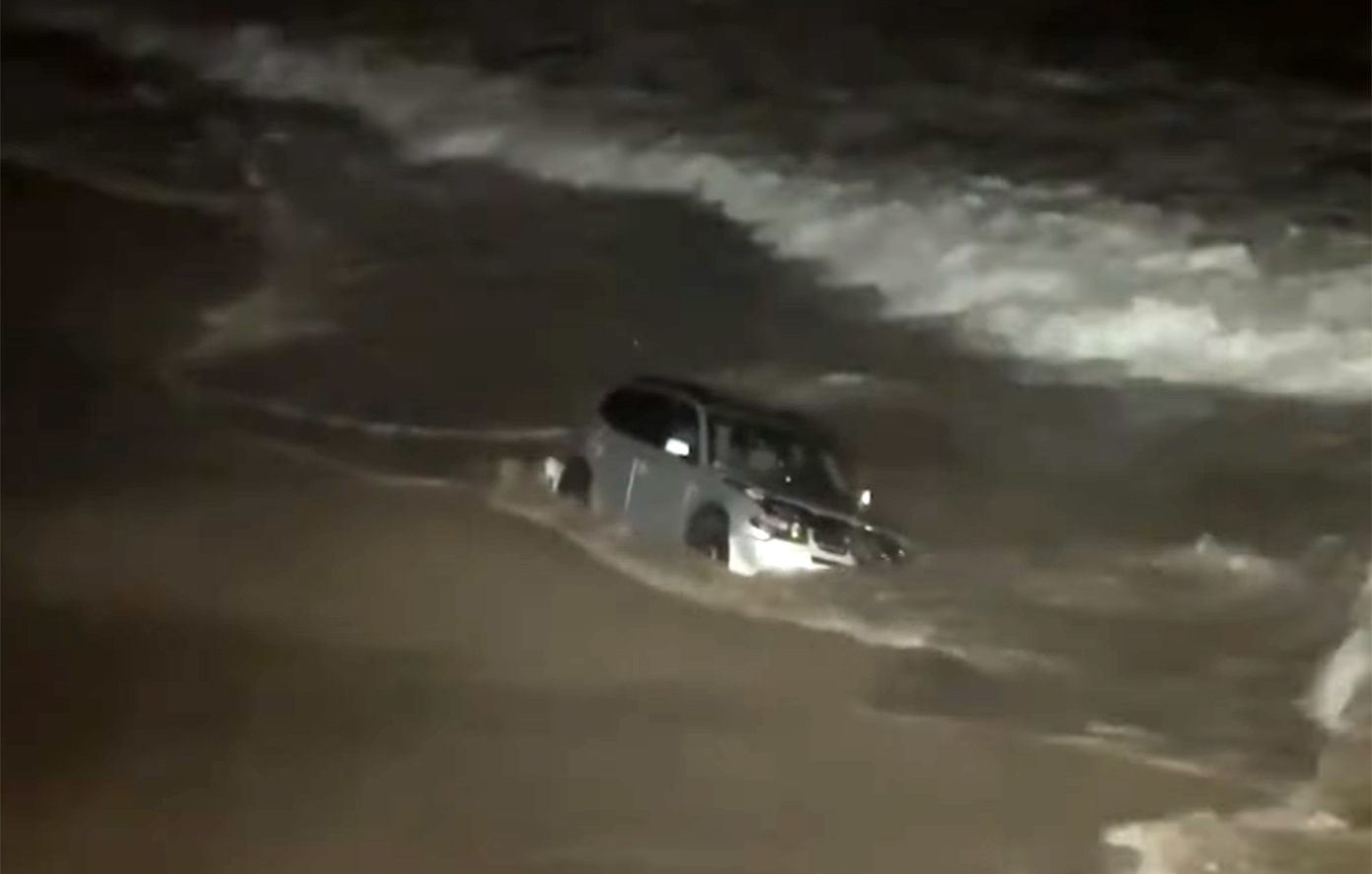 Η στιγμή που γυναίκα οδηγός καταλήγει στη θάλασσα με την BMW της κατά τη διάρκεια άγριας καταδίωξης