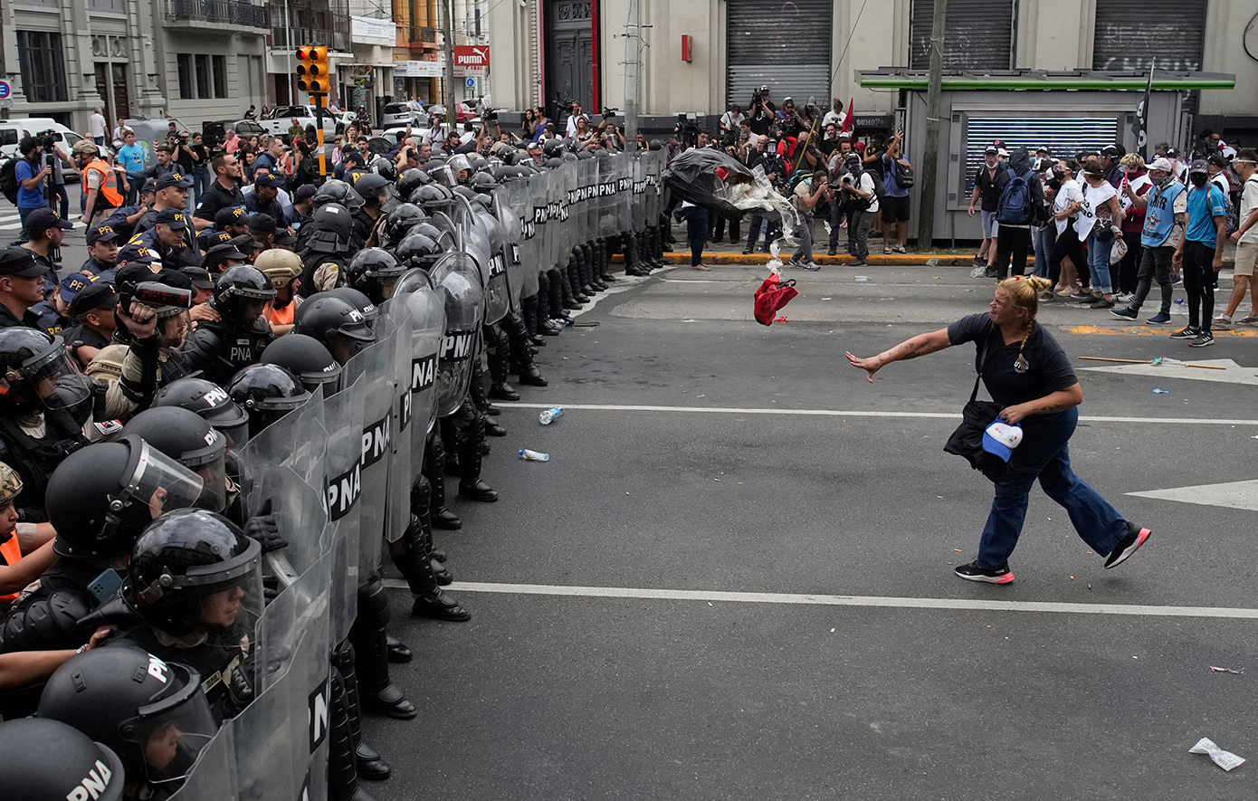 Δακρυγόνα, πέτρες και συγκρούσεις στην Αργεντινή, παραμονή των 100 ημερών της προεδρίας του ακραίου φιλελεύθερου, Μιλέι