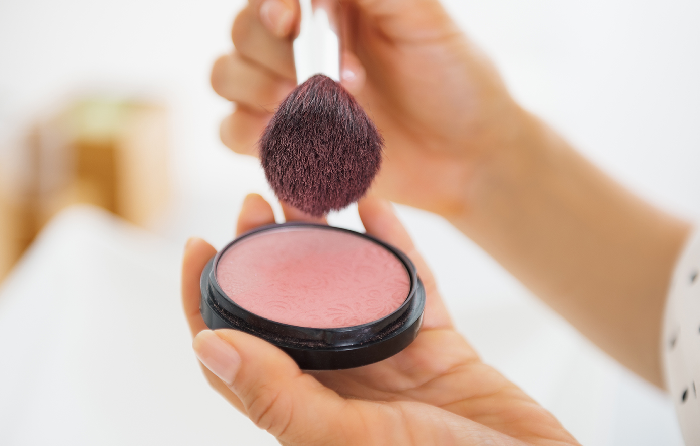 Χρειάζεστε μόνο 3 προϊόντα για να δοκιμάσετε το «dewy blush sandwich» στο μακιγιάζ σας