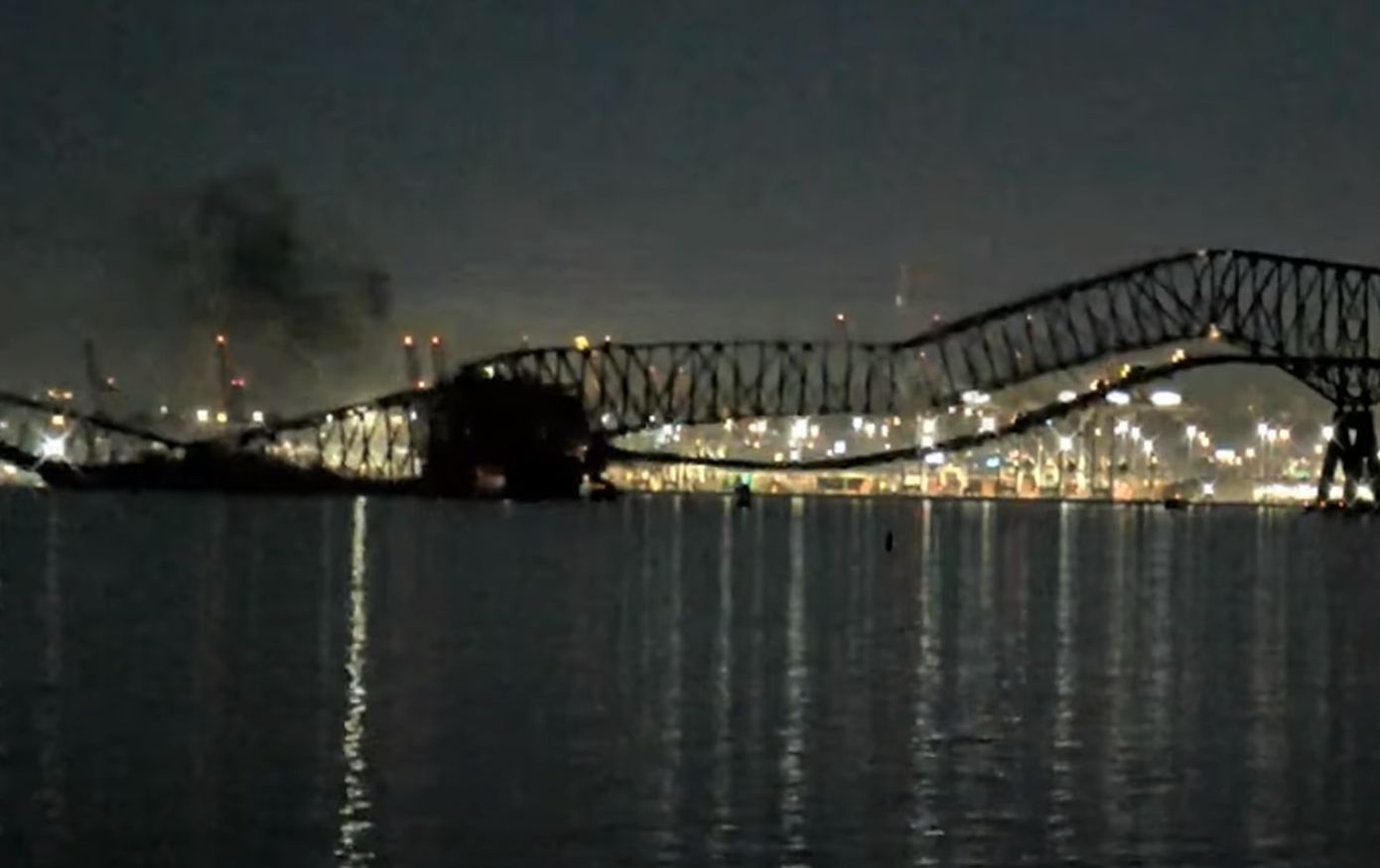 Μέσα σε λίγα δευτερόλεπτα κατέρρευσε η τεράστια γέφυρα στη Βαλτιμόρη – Ψάχνουν 20 ανθρώπους που έπεσαν στον ποταμό