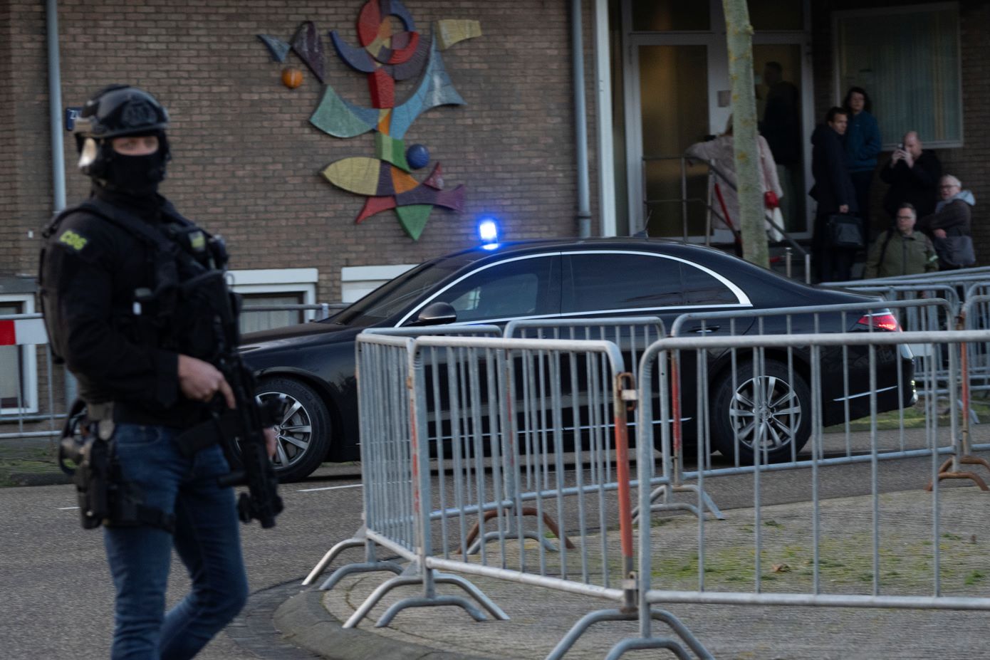 Όμηροι στην Ολλανδία: Δύο άνδρες βγήκαν από το μπαρ, ο ένας με χειροπέδες &#8211; Δείτε σε βίντεο της στιγμή της απευθέρωσης τριών πολιτών