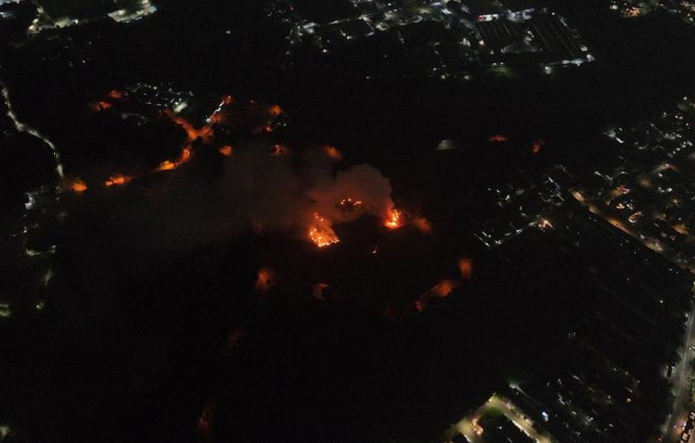 Κατάσβεση μεγάλης πυρκαγιάς  σε αποθήκη πυρομαχικών του στρατού της Ινδονησίας