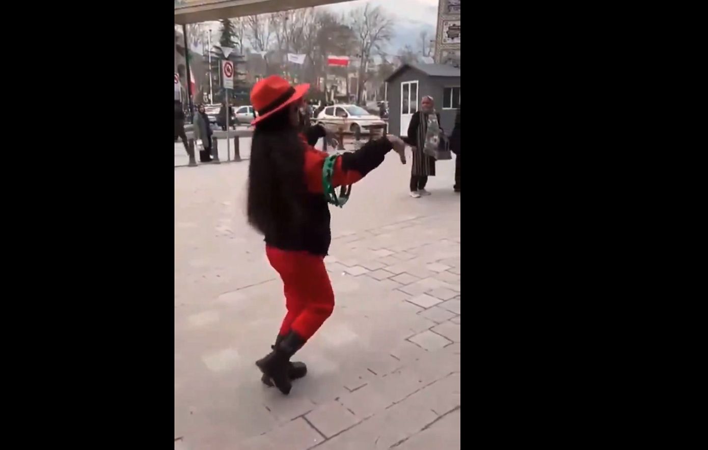 Δύο νεαρές γυναίκες συνελήφθησαν στο Ιράν μετά τη δημοσίευση βίντεο που τις δείχνει να χορεύουν δημοσίως