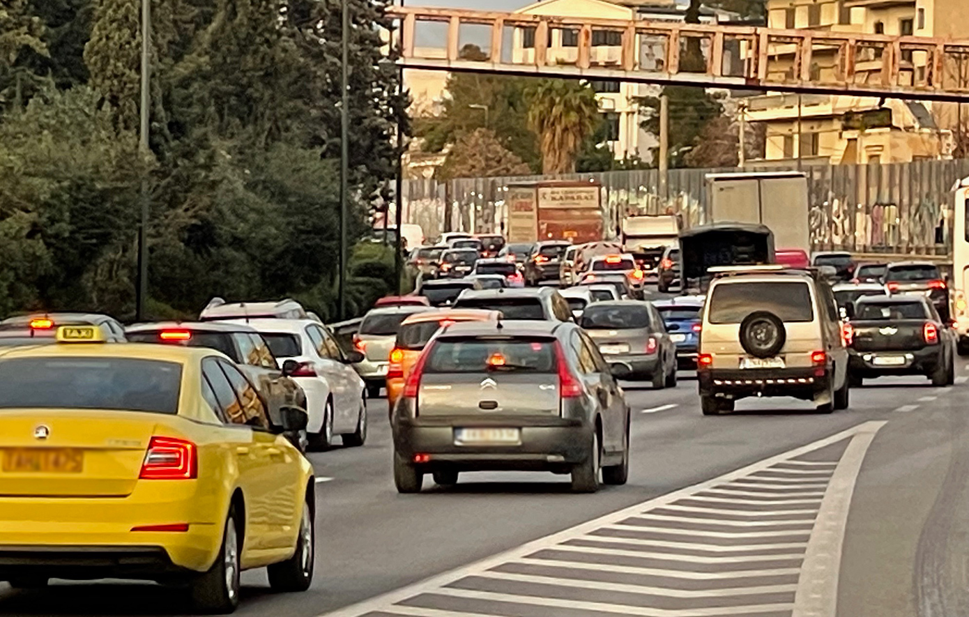 Κίνηση τώρα: Ουρές στις εθνικές οδούς, στην Κηφισίας και τη Βασιλίσσης Σοφίας – Στο «κόκκινο» το κέντρο της Αθήνας