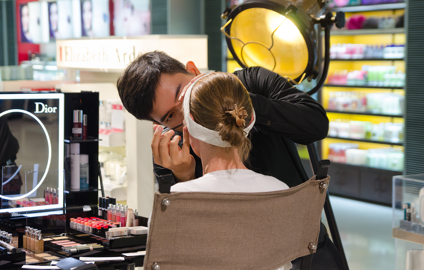 Ο makeup artist της Dior μας δείχνει τον τρόπο που φοράμε τις σκιές ματιών το 2024