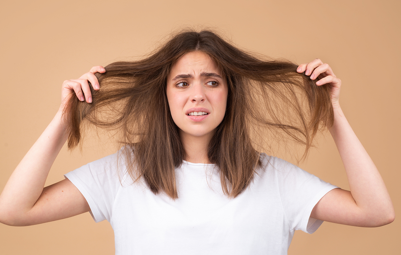 Γιατί φριζάρουν τα μαλλιά σας και τα προϊόντα για να το καταπολεμήσετε αποτελεσματικά
