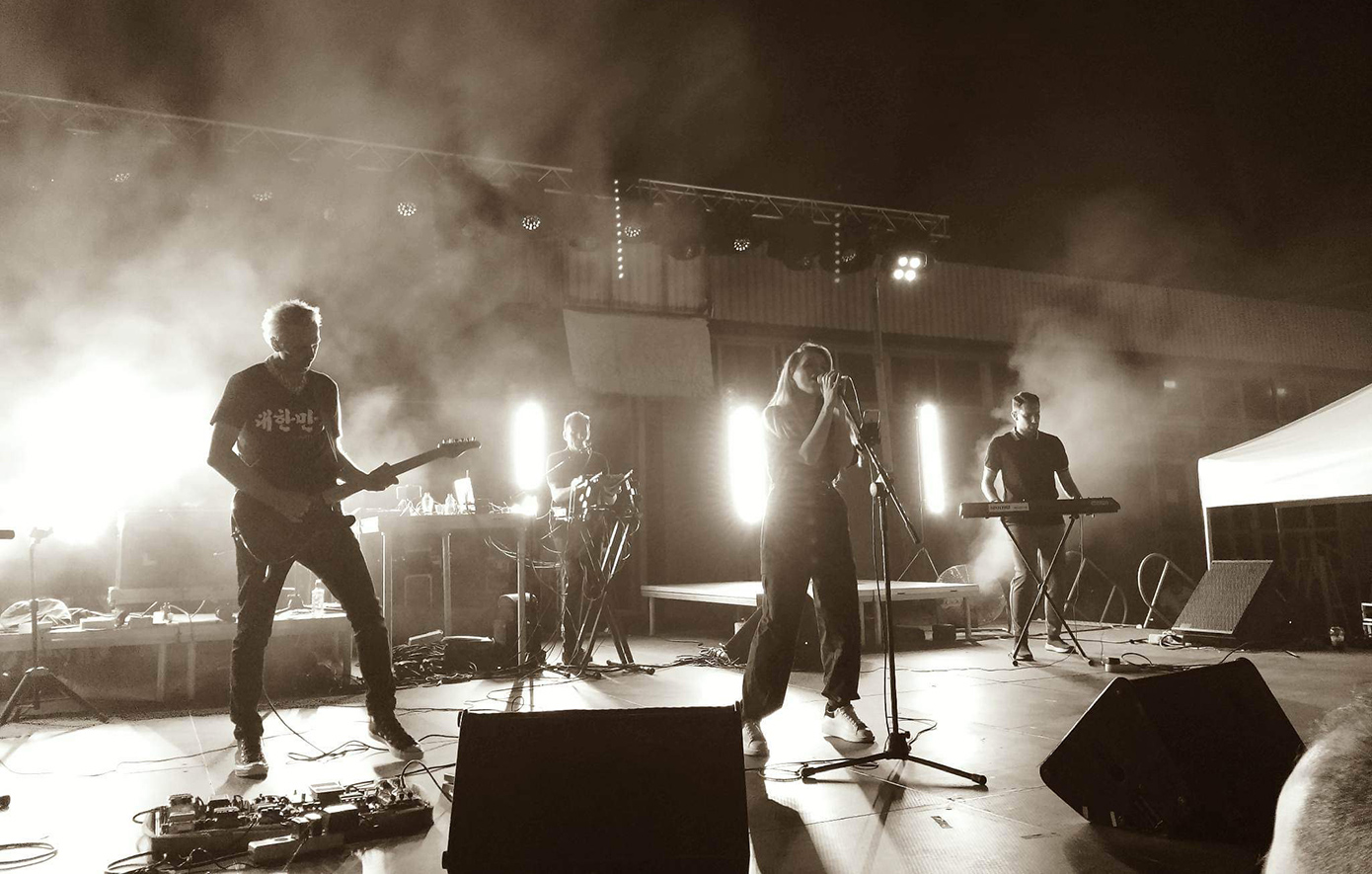 Η μεγάλη επιστροφή των Mikro, της μπάντας που καθόρισε την ηλεκτρονική μουσική στην Ελλάδα
