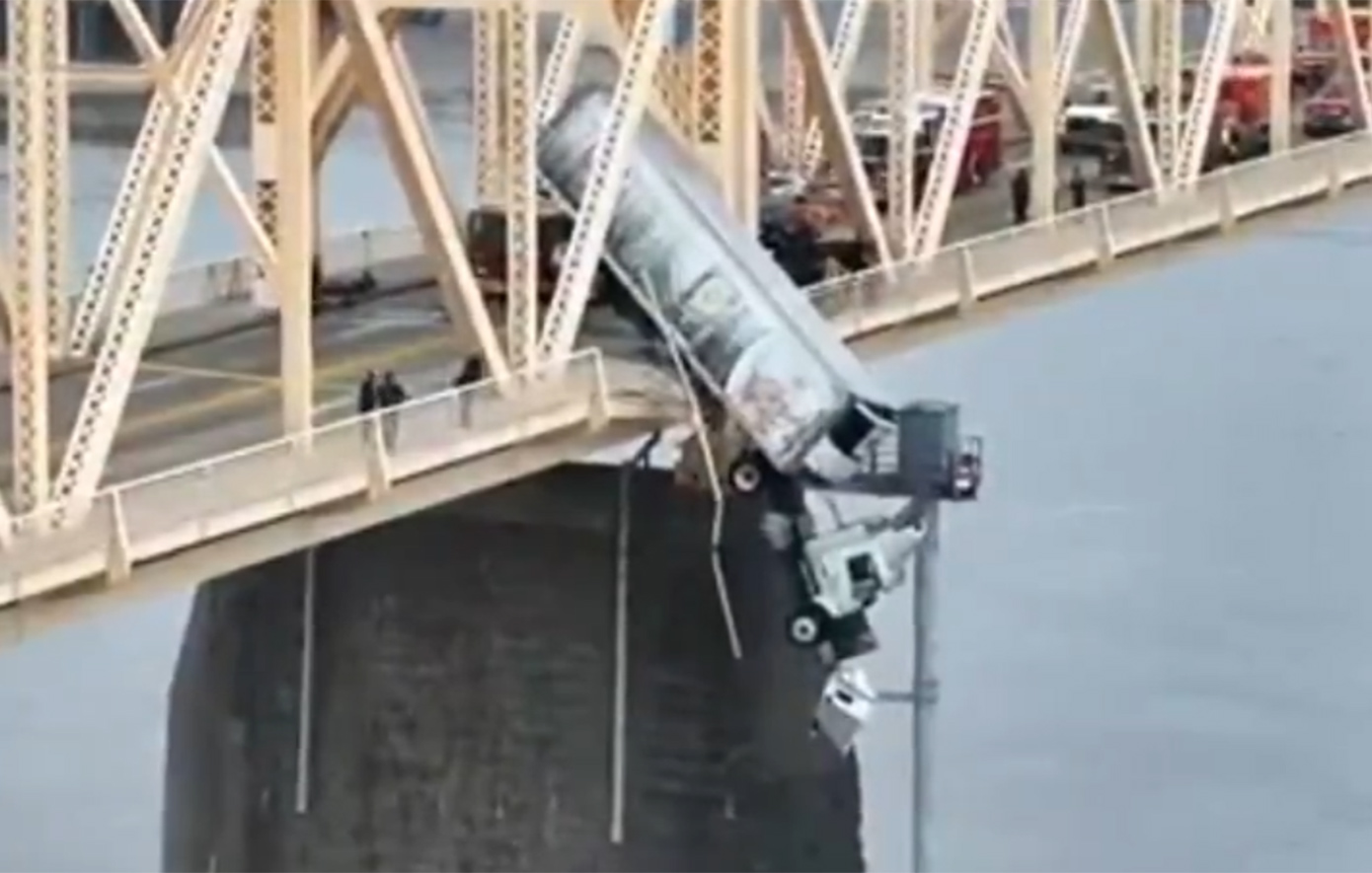 Απίστευτη διάσωση οδηγού στο Κεντάκι &#8211; Το φορτηγό που οδηγούσε κρεμάστηκε από γέφυρα