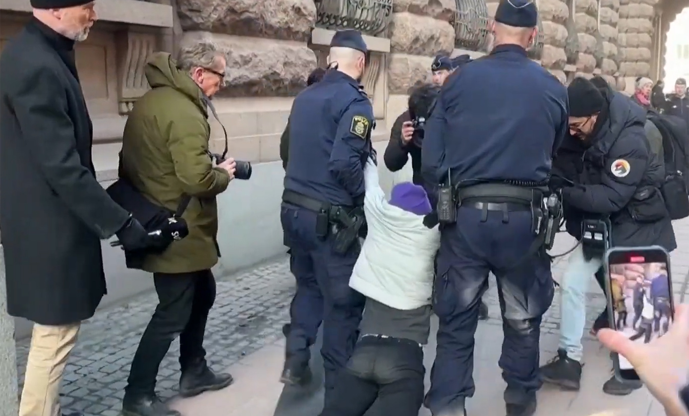Η αστυνομία απομάκρυνε τη Γκρέτα Τούνμπεργκ από την είσοδο του σουηδικού κοινοβουλίου &#8211; Δείτε βίντεο με το περιστατικό