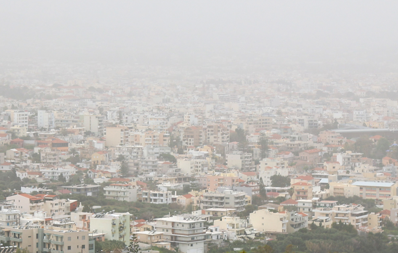 Ειδικοί προειδοποιούν για την αφρικανική σκόνη: «Καλό θα είναι να την καθαρίζουμε»