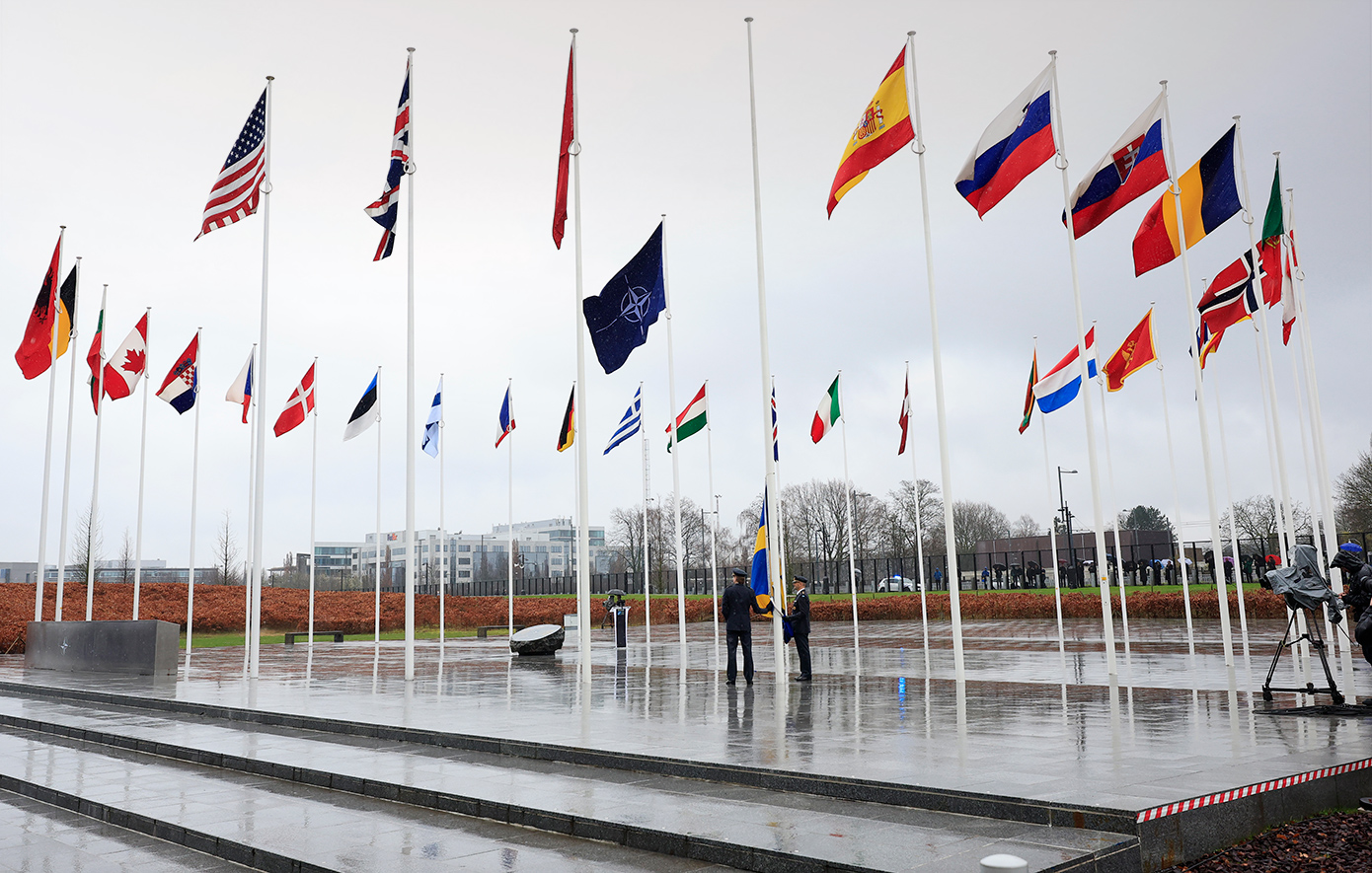 Η σημαία της Σουηδίας υψώθηκε στην έδρα του ΝΑΤΟ &#8211; Η Συμμαχία καλωσορίζει τη χώρα στην οικογένειά της