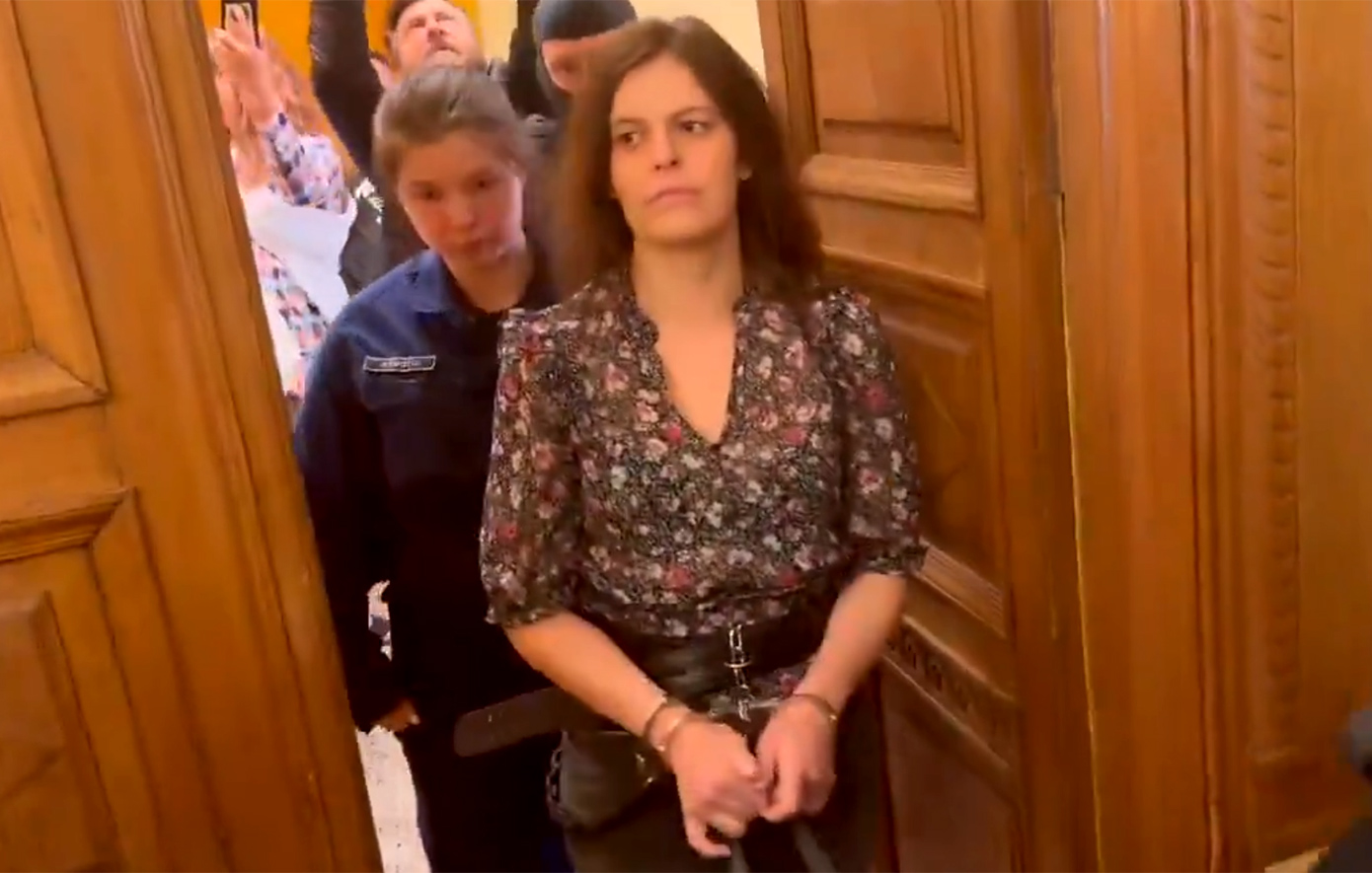 Με αλυσίδες στα χέρια στο δικαστήριο η Ιλάρια Σάλις που κατηγορείται για επίθεση σε νεοναζί