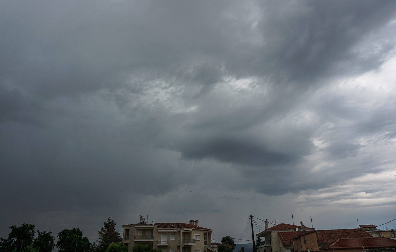Τσικνοπέμπτη με άστατο καιρό &#8211; Συννεφιά βροχές και σποραδικές καταιγίδες &#8211; Πού θα είναι πιο έντονα τα φαινόμενα