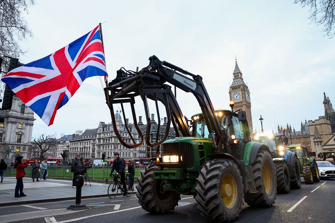 Αγρότες με τρακτέρ διαδήλωσαν έξω από το βρετανικό κοινοβούλιο