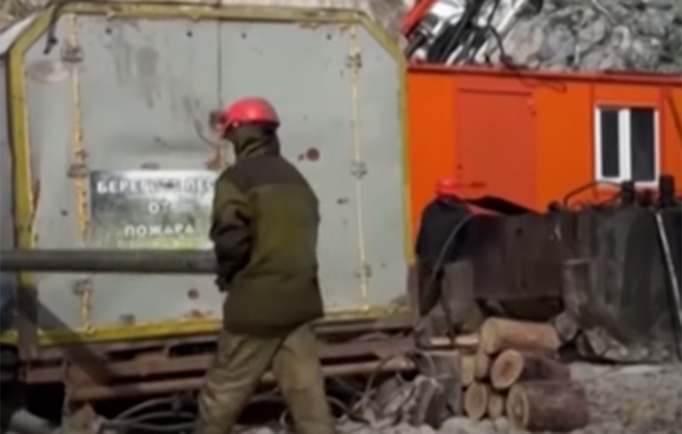 Σχεδόν ολοκληρωτικά έχει πλημμυρίσει το χρυσωρυχείο στην περιφέρεια Αμούρ της Ρωσίας, όπου βρίσκονται εγκλωβισμένοι 13 εργάτες