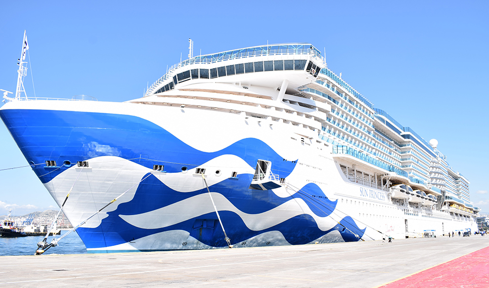 Στο λιμάνι του Πειραιά το κρουαζιερόπλοιο Sun Princess – Έχει 21 καταστρώματα και 2.100 καμπίνες
