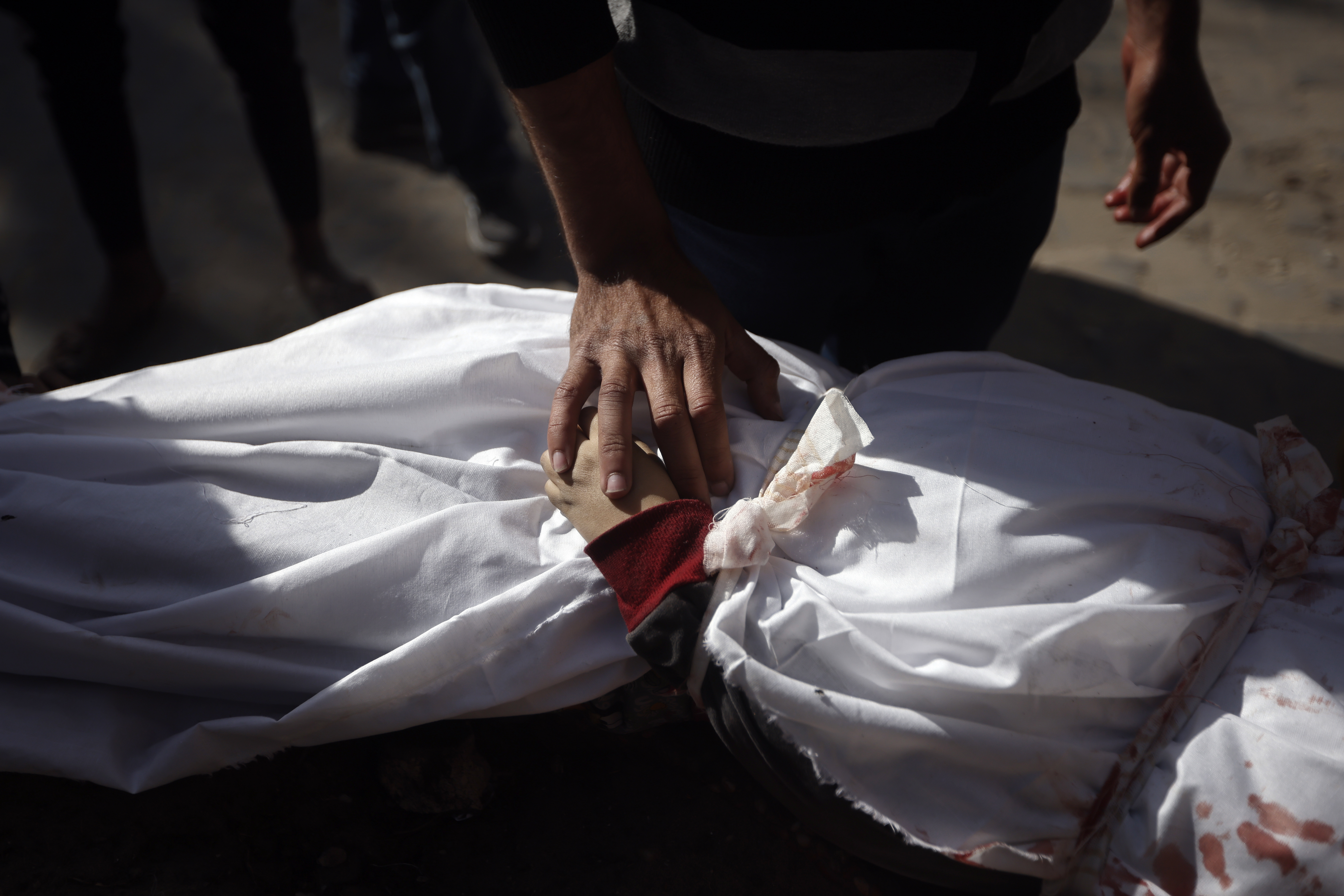 Σχεδόν 200 σοροί εντοπίστηκαν σε ομαδικούς τάφους στο νοσοκομείο Νάσερ