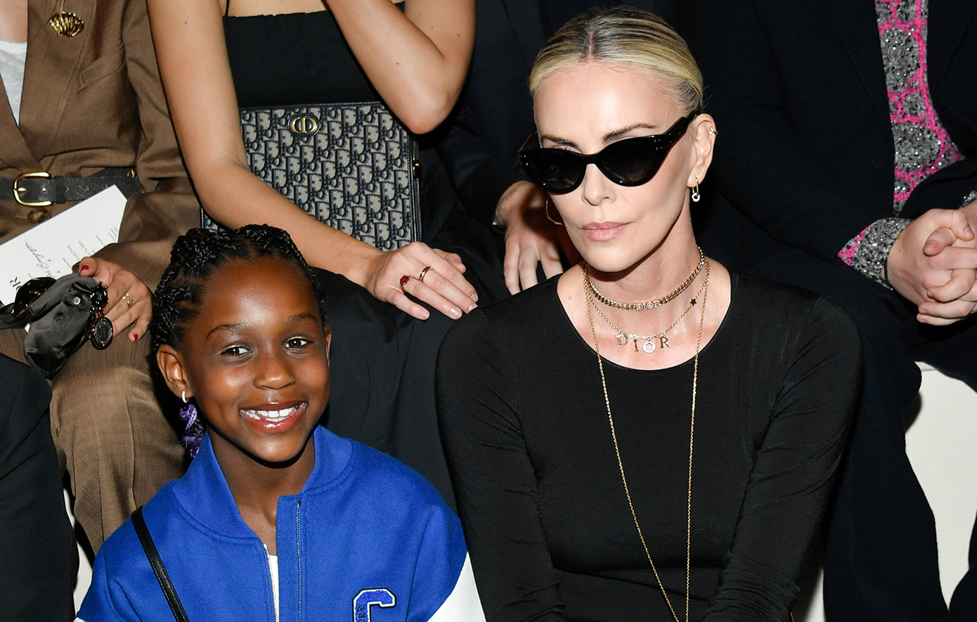 Η Σαρλίζ Θερόν με την 7χρονη κόρη της &#8211; H Όγκουστ κρατούσε πανάκριβη τσάντα Dior