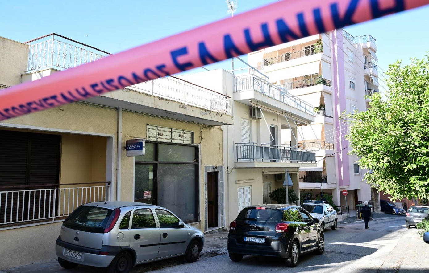Σοκαριστικές λεπτομέρειες από την Ηλιούπολη: Βρέθηκε αίμα του 36χρονου γιου στους τοίχους &#8211; «Τού έφυγε η γνάθος»