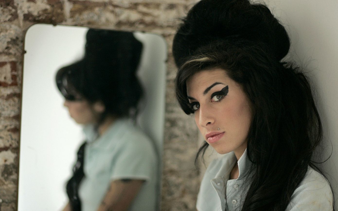 3 στοιχεία του signature beauty look της Amy Winehouse που θα σας μεταμορφώσουν σε grunge pin up girl