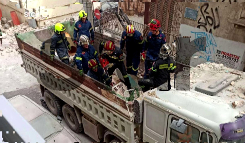 Η συγκλονιστική στιγμή του απεγκλωβισμού του 31χρονου αστυνομικού από τα ερείπια στο Πασαλιμάνι &#8211; Βίντεο ντοκουμέντο