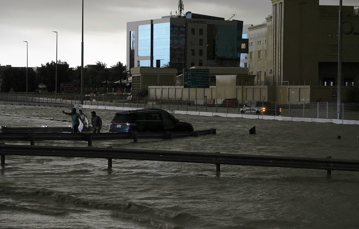Το Ντουμπάι έγινε&#8230; λίμνη από τις ισχυρές βροχές &#8211; Πρωτόγνωρες εικόνες