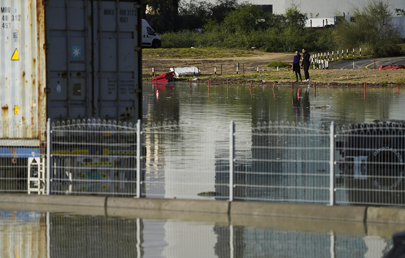 Συμπτώματα που συνδέονται με μολυσμένο νερό εμφάνισαν πολίτες μετά τις πλημμύρες στα ΗΑΕ