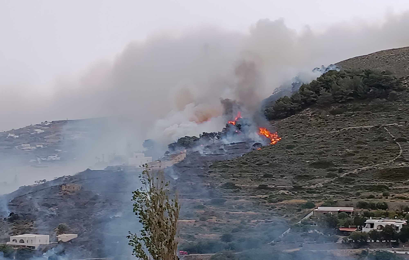Φωτιά τώρα στην Πάρο – Πνέουν ισχυροί άνεμοι, μήνυμα στους κατοίκους από το 112