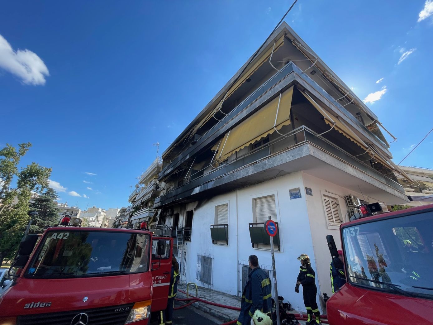 Καταγγελία για ένοικο που είχε απειλήσει ότι θα βάλει φωτιά στη φλεγόμενη πολυκατοικία στη Ριζούπολη