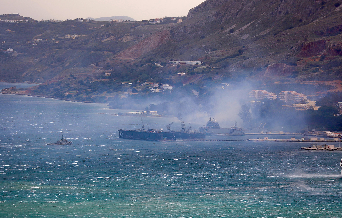 Διαστάσεις πήρε η φωτιά στον Ναύσταθμο της Σούδας στην Κρήτη &#8211; Εκκένωση σχολείων και του ναυτικού νοσοκομείου