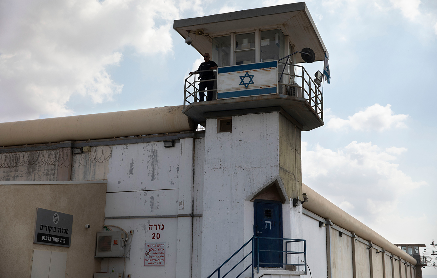 Μώλωπες και σπασμένα πλευρά &#8211; Οι ανεξήγητοι θάνατοι στις φυλακές του Ισραήλ